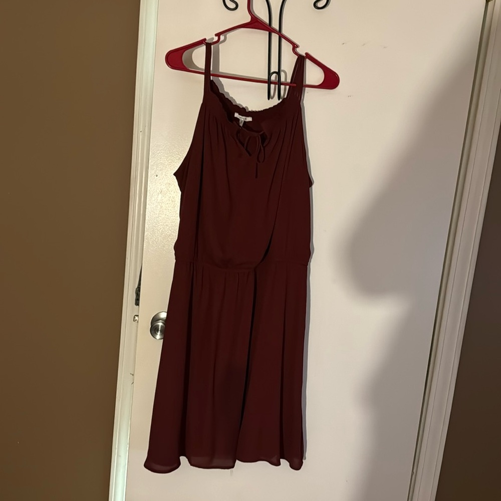Sleeveless dress with elastic at the waist.